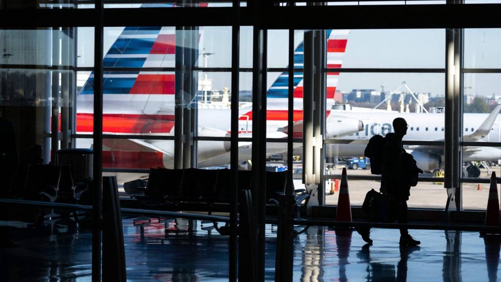 US flights: Technical glitch resolved and departures resume - BBC News