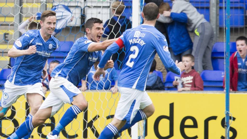 St Johnstone's Graham Cummins (centre) celebrates his goal