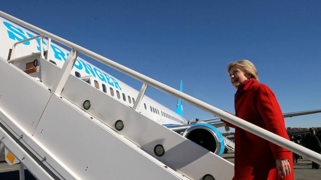 Clinton boards plane in New York