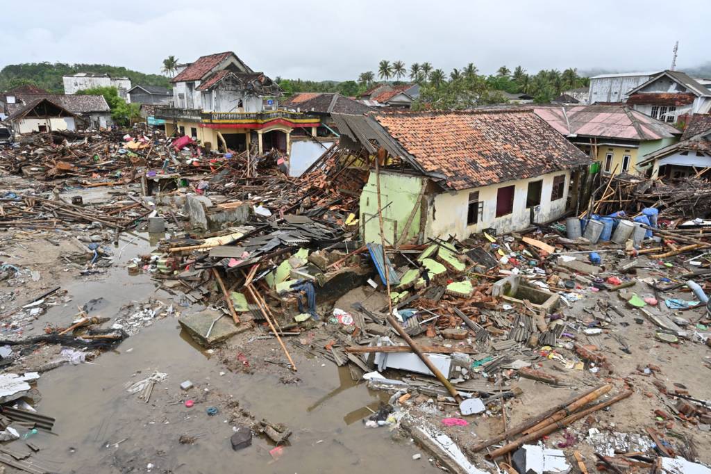 Dahsyatnya peristiwa tsunami di aceh yang membawa banyak korban jiwa dan tidak ada satupun manusia yang dapat menghentikannya.. fakta ini menunjukkan allah swt bersifat