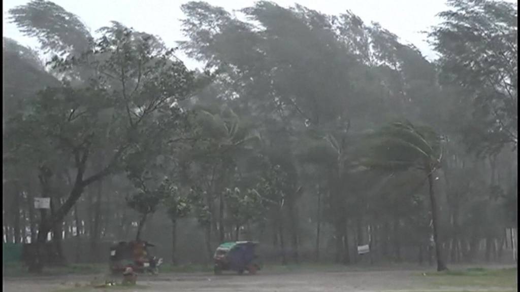 সাইক্লোন মোরা কক্সবাজার উপকূল অতিক্রম করছে।