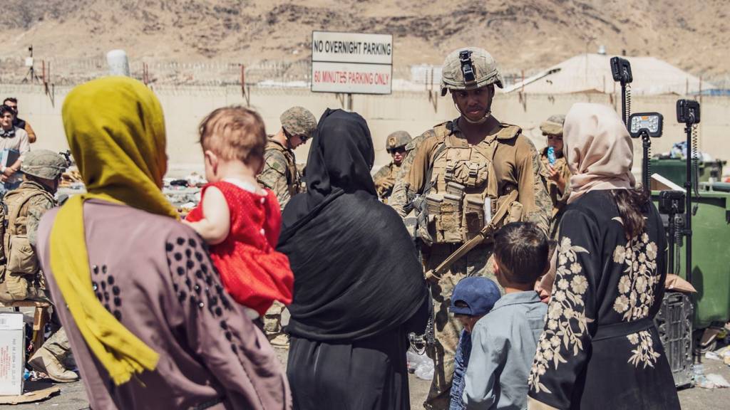 Американские морпехи проводят эвакуацию в аэропорту Кабула