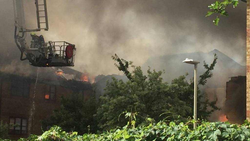 Bedford: Major Incident As Crews Fight Fire In Flats - Bbc News