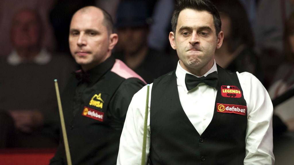 Ronnie O'Sullivan stands alongside Joe Perry