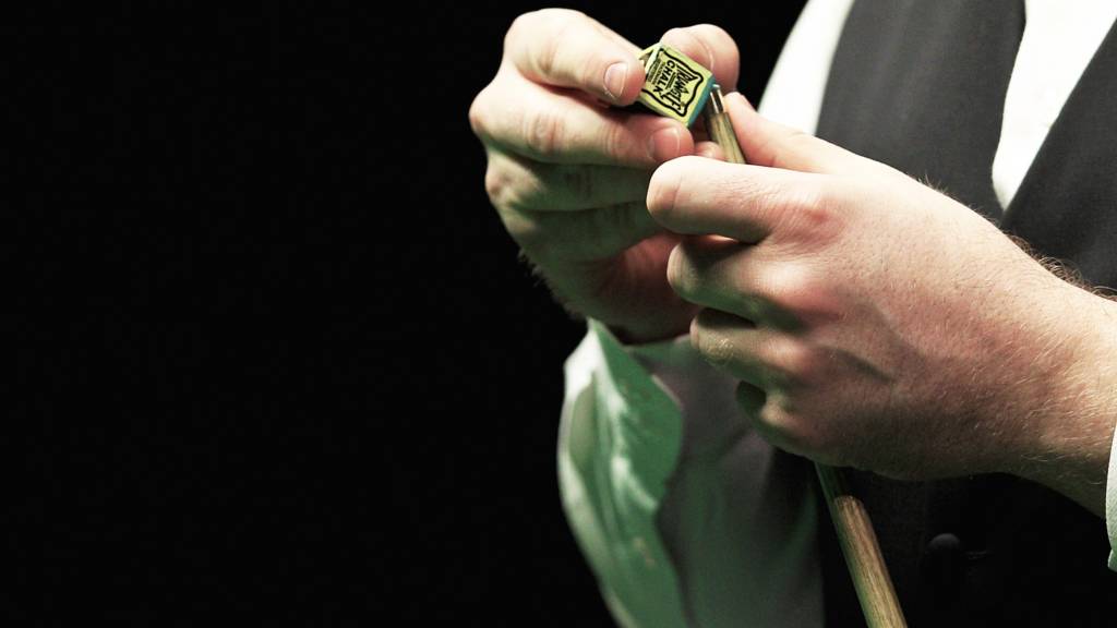 Shaun Murphy chalks his cue