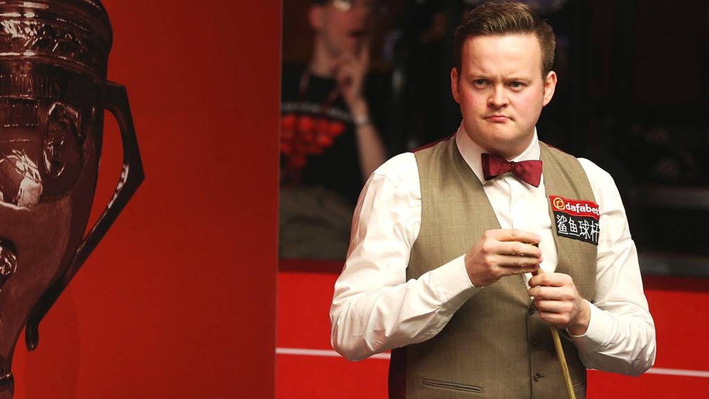 Shaun Murphy chalks his cue during his second round match against Marco Fu