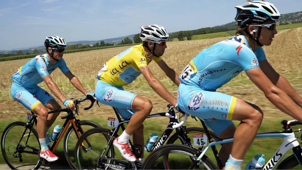 Vincenzo Nibali rides alongside team mates