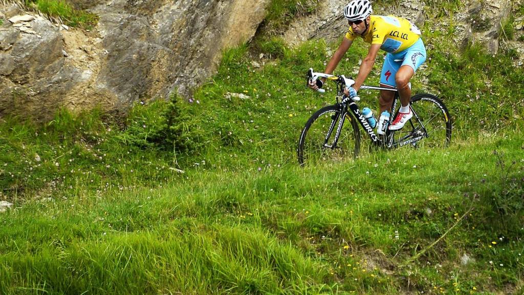 Vincenzo Nibali wears the yellow jersey