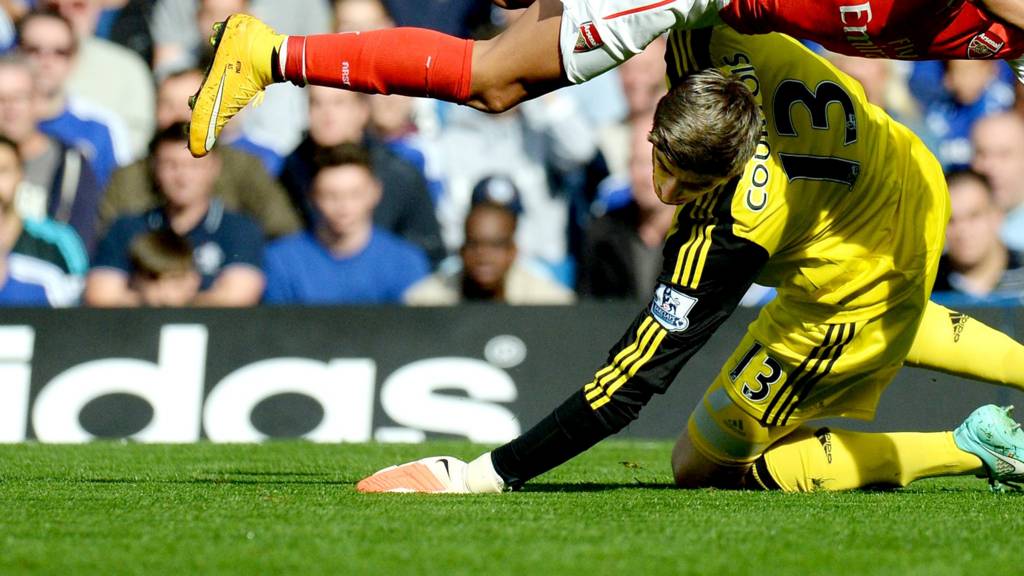 Thibaut Courtois collides with Alexis Sanchez