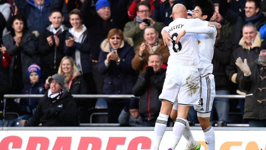 Ki Sung-yueng and Jonjo Shelvey celebrate