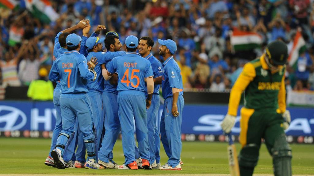 Quinton de Kock leaves the field as India celebrate