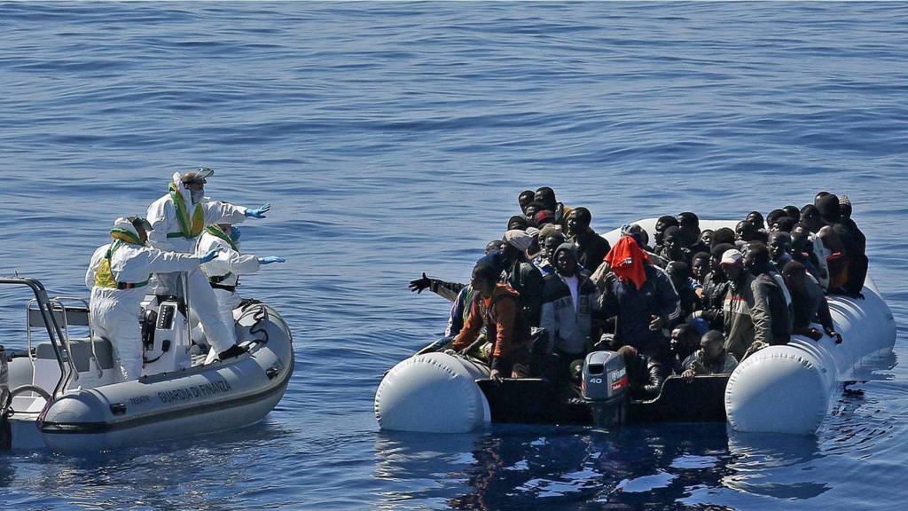 Migrants crowd an inflatable dinghy off the Libyan coast, in the Mediterranean Sea (22 April 2015)