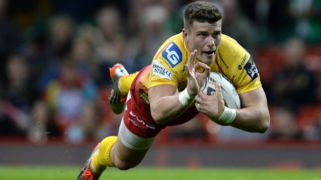 Scott Williams scores try for the Scarlets against Dragons