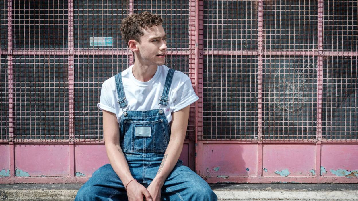 Olly alexander dizzy перевод песни. Олли it.