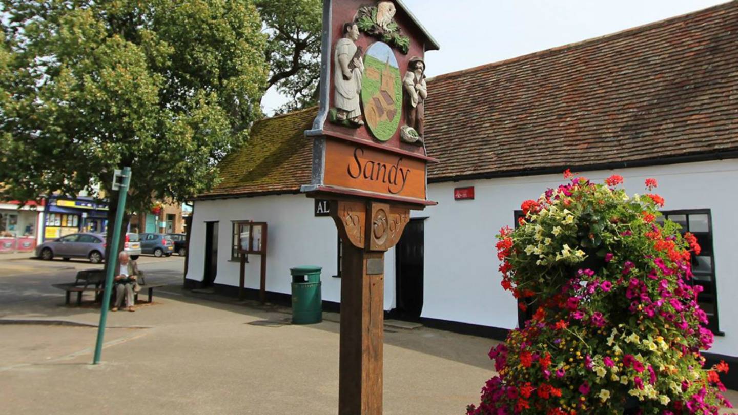 BBC Local Live Beds, Herts & Bucks on Friday, 15 April 2016 BBC News