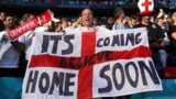 Los fanáticos de Inglaterra sostienen una pancarta que dice: "volver a casa pronto" en Wembley.