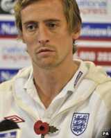 Peter Crouch displays a poppy on his England tracksuit in 2009