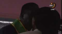 Mkewe rais Auxilia Mnangagwa ampiga busu mumewe