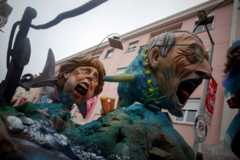 دمى أنغيلا ميركل ورئيس المفوضية الأوروبية جان كلود يونكر