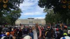 Hàng trăm người tập trung trước Dinh Độc Lập lúc 10 giờ sáng nay.