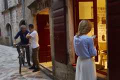 مواطنون من جمهورية الجبل الأسود يستمتعون بقضاء يوم صيفي جميل في العاصمة بودجوريكا.