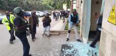 ጸጥታ አስከባሪዎች እና ጋዜጠኞች በሆቴሉ ዋና በር። ይህ ፎቶ የተነሳው አምሻሽ 11 ሰዓት አካባቢ ነበር