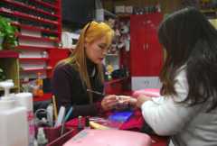 Làm móng ở Anh quốc có thực sự kiếm được nhiều tiền như những kẻ buôn người hứa hẹn (Ảnh minh họa)