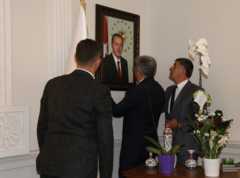 portre yerine asılırken