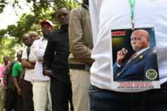Kenyans queuing to view the former president's body