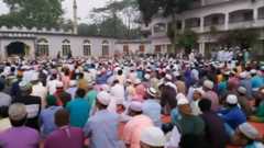 رغم المحاذير، 10 آلاف بنغلاديشي يؤدون صلاة الجماعة لدرء خطر كورونا