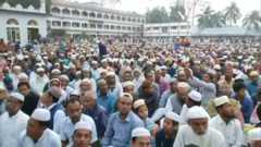 رغم المحاذير، 10 آلاف بنغلاديشي يؤدون صلاة الجماعة لدرء خطر كورونا