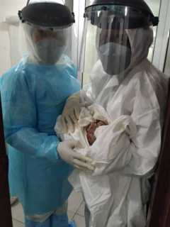 Dr Yaneu Ngaha (en bleu) et Dr Kemme Marilene à l'hôpital général de Yaoundé.