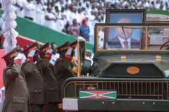 The late leader'ss casket is given a miltiary salute