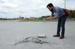 ดร.ประจักษ์ถ่ายรูปจุดที่เคยมีหมุดคณะราษฎร 2563 อยู่