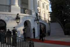 Hình ảnh vợ chồng ông Trump bước ra khỏi cánh cửa Nhà Trắng lần cuối cùng trong nhiệm kỳ tổng thống của ông.