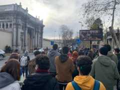 Bebek'ten Beşiktaş'a yürüyen Boğaziçi Üniversitesi öğrencilerine yer yer esnaf ve araçlar korna ile alkışlarla öğrencilere destek verdi