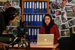 Шукрия Ниазай ведет шоу "Адалат" в телестудии в Кабуле.