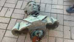 Бюст на земле