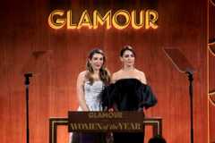 نازنین بنیادی (راست) در کنار نسیم پدراد در مراسم جوایز نشریه گلامور