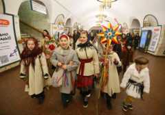 Украинские дети в национальных костюмах исполняли рождественские колядки на станциях киевского метро, где жители столицы укрываются во время сигналов воздушной тревоги