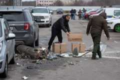 Полицейские осматривают сбитую ракету