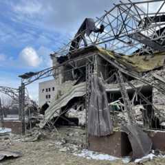 Больница в Изюме, разрушенная российскими обстрелами