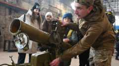 Украинский солдат показывает подросткам, как пользоваться "Джавелином""