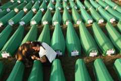 Γυναίκες που θρηνούν στο χώρο μαζικής ταφής στη Σρεμπρένιτσα