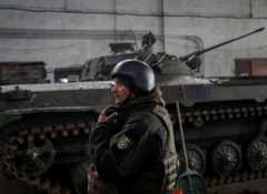 Ένας Ουκρανός στρατιώτης στέκεται κοντά σε ένα μαχητικό όχημα πεζικού στην πρώτη γραμμή κοντά στο Novoluhanske στην περιοχή του Ντόνετσκ, στην ανατολική Ουκρανία. Φωτογραφία: 22 Φεβρουαρίου 2022