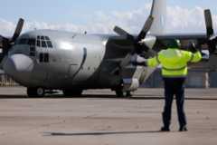 Ένα στρατιωτικό μεταγωγικό αεροσκάφος C-130 της Ελληνικής Πολεμικής Αεροπορίας απογειώνεται από την Αεροπορική Βάση της Ελευσίνας στην Ελλάδα με προορισμό την Πολωνία