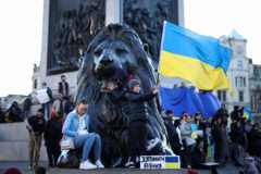 Biểu tình phản đối Nga xâm lược Ukraine, tại Quảng trường Trafalgar ở London, Anh ngày 27 tháng 2 năm 2022