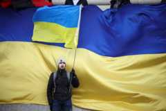 Mọi người giương cao cờ Ukraine tại cuộc biểu tình phản đối Nga xâm lược Ukraine, tại Quảng trường Trafalgar ở London, Anh ngày 27 tháng 2 năm 2022