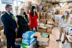 Представители мэрии Мадрида на пункте сбора помощи украинцам