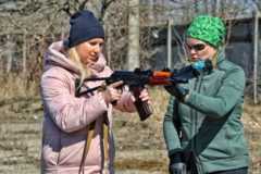 Жительницы Одессы изучают автомат Калашникова